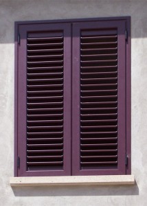 Balcone a due ante in alluminio verniciato rosso con doghe orientabili